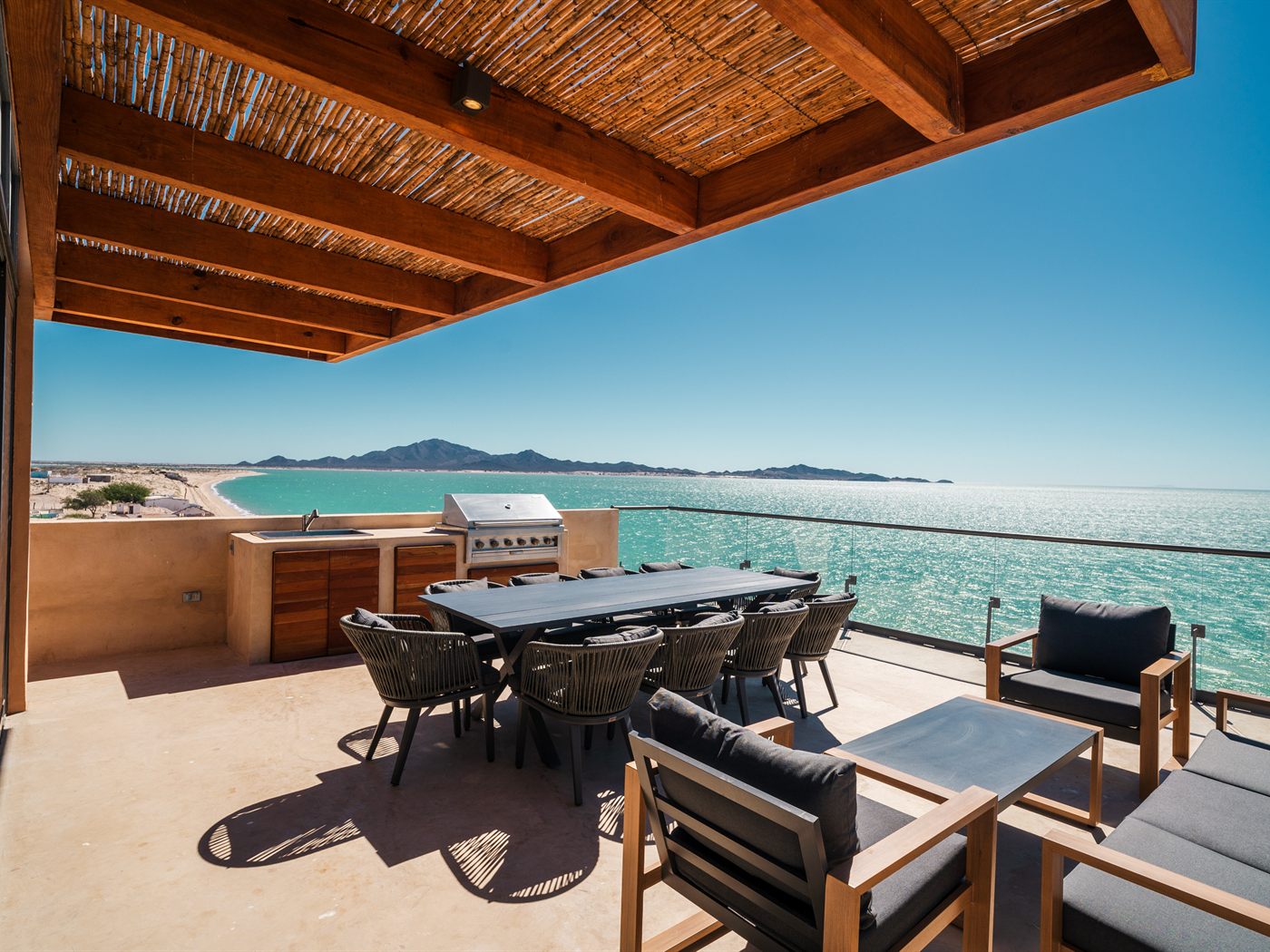 Terraza con asador y mesa para diez frente al mar, lista para recibir huéspedes en Bahía de Kino