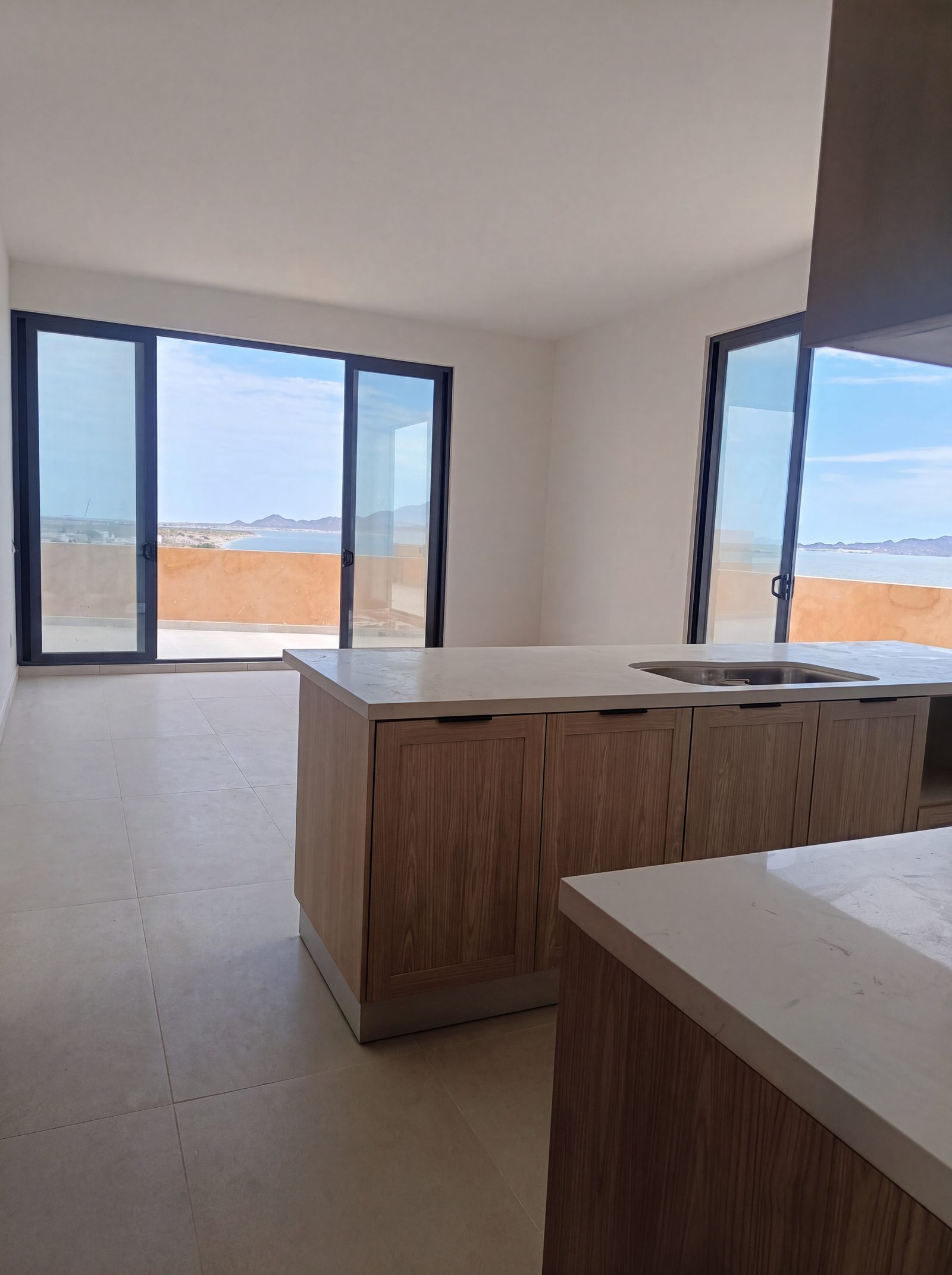 Cocina del penthouse con vista al mar