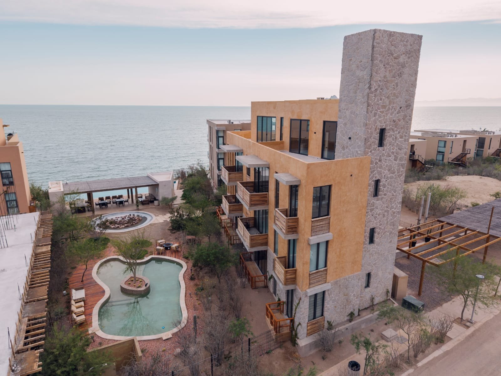 Casa Malva Sunset visto desde el aire, con la alberca del conjunto y el Mar de Cortés al fondo
