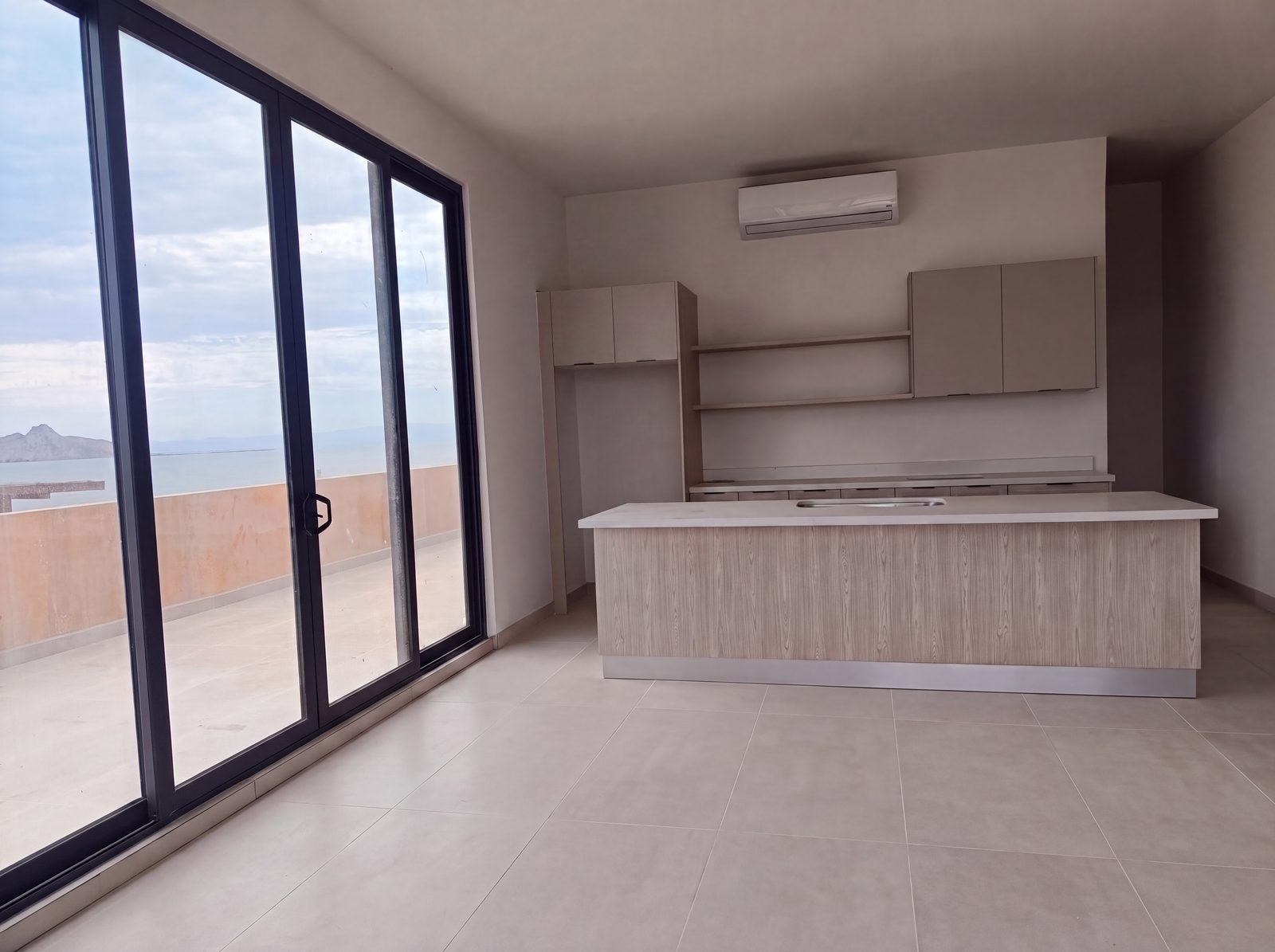 Sala del penthouse con salida a la terraza