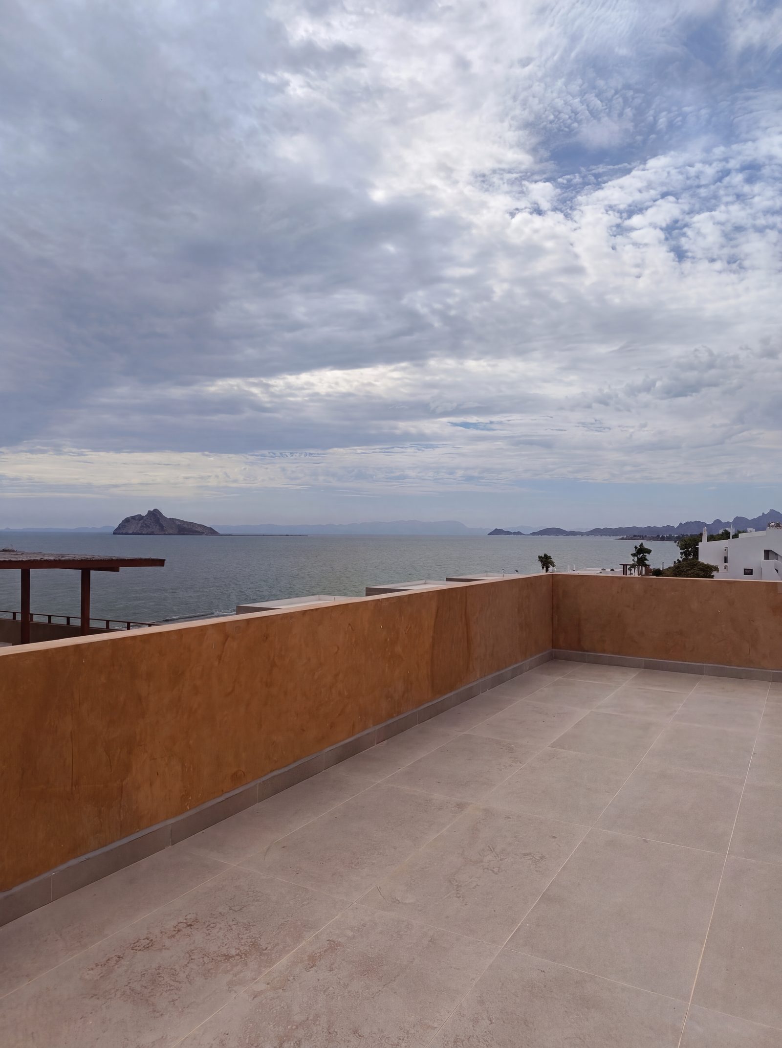 Terraza privada del penthouse con vista al mar y a la Isla Alcatraz