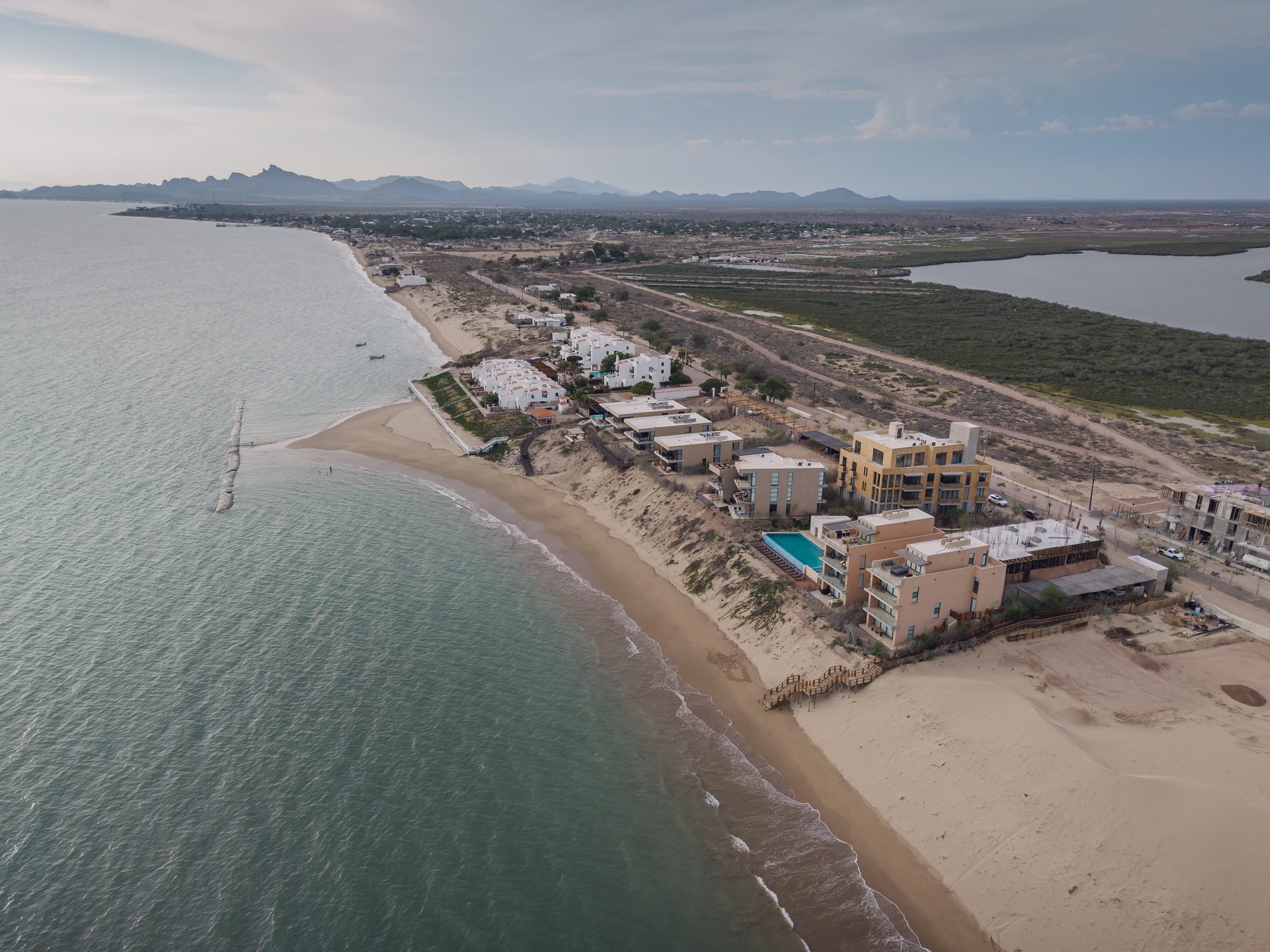 Punta Península desde el aire, entre el Mar de Cortés y la Laguna de la Cruz